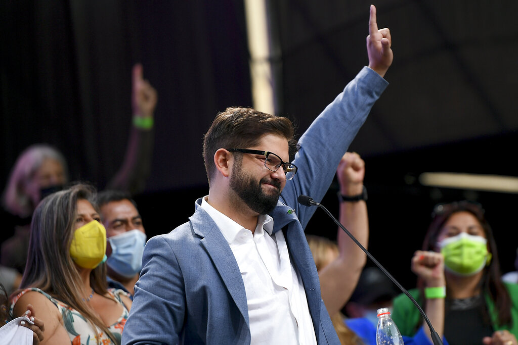 El candidato presidencial Gabriel Boric saluda a sus partidarios durante el mitin de clausura de su campaña antes de la segunda vuelta de las elecciones presidenciales en Santiago, Chile, el jueves 16 de diciembre de 2021. Foto AP